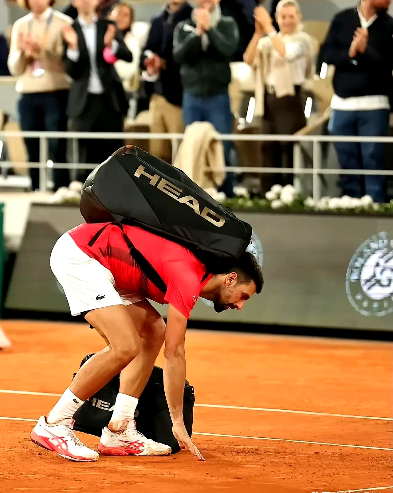 开云体育-TES观众热烈欢呼！，德约科维奇迎来十赛季出色发挥赢得满堂喝彩-开云体育